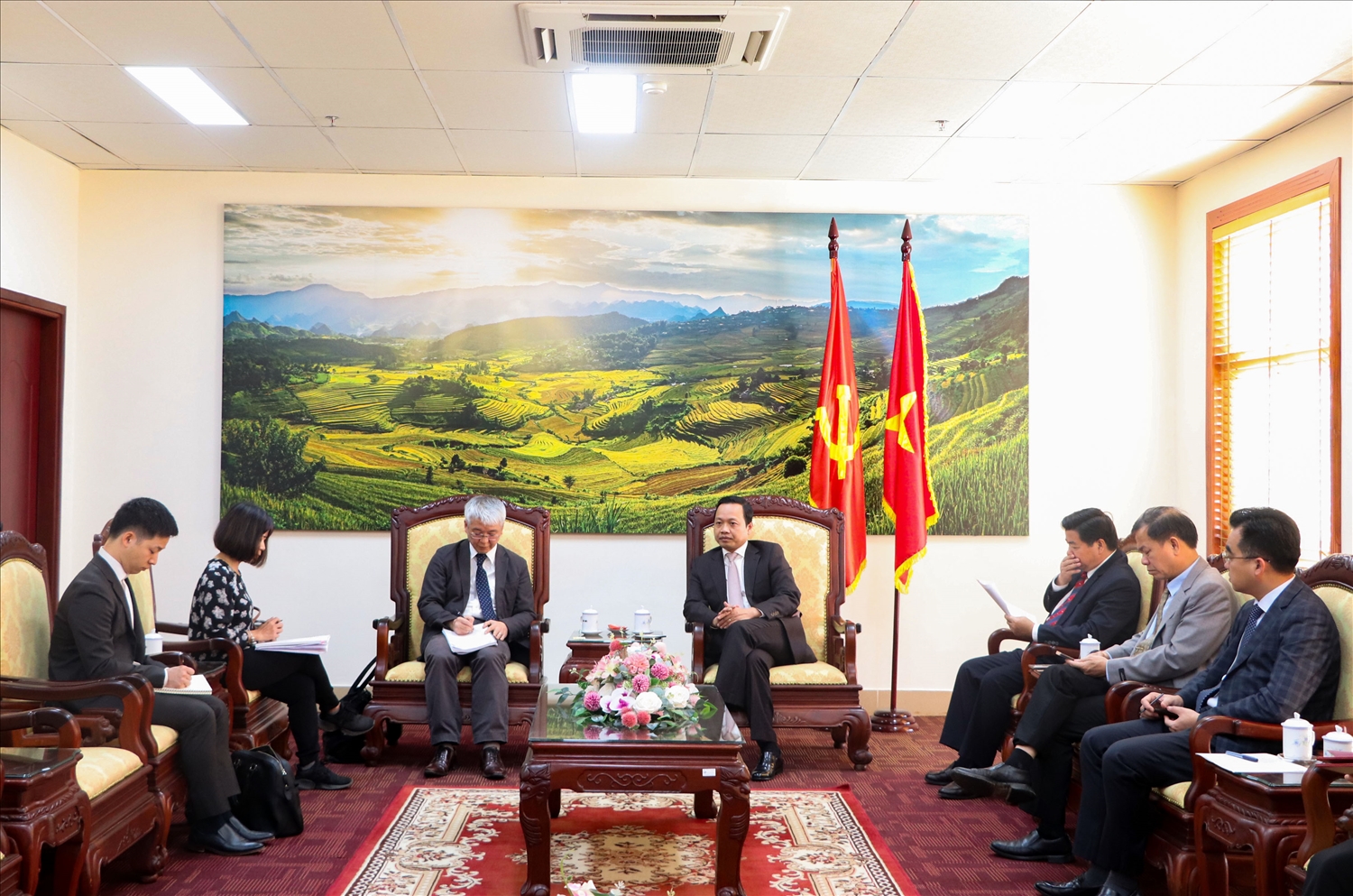 Quang cảnh buổi tiếp xã giao giữa Chủ tịch UBND tỉnh Lai Châu và ông Murooka Naomichi - Phó Trưởng Đại diện JICA tại Việt Nam.