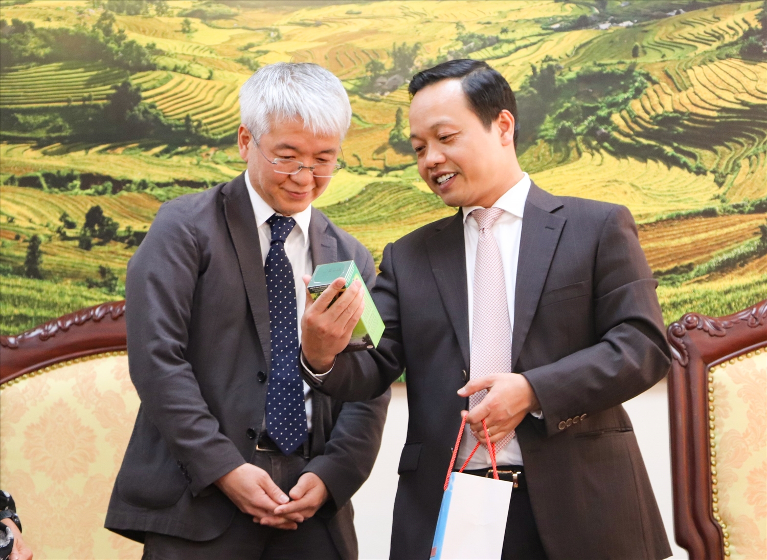 Chủ tịch UBND tỉnh Trần Tiến Dũng giới thiệu sản phẩm OCOP của Lai Châu với ông Murooka Naomichi.