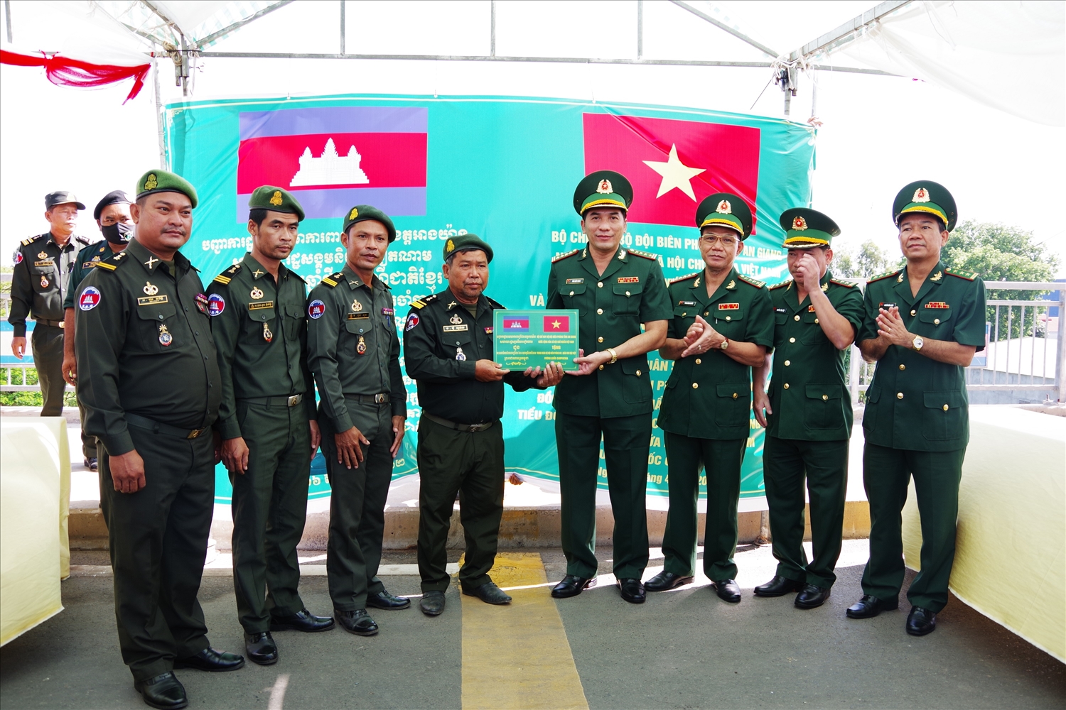 Đại tá Trần Quốc Khánh chỉ huy trưởng BĐBP tỉnh An Giang tặng quà cho lực lượng bảo vệ biên giới tỉnh Takeo, Campuchia.