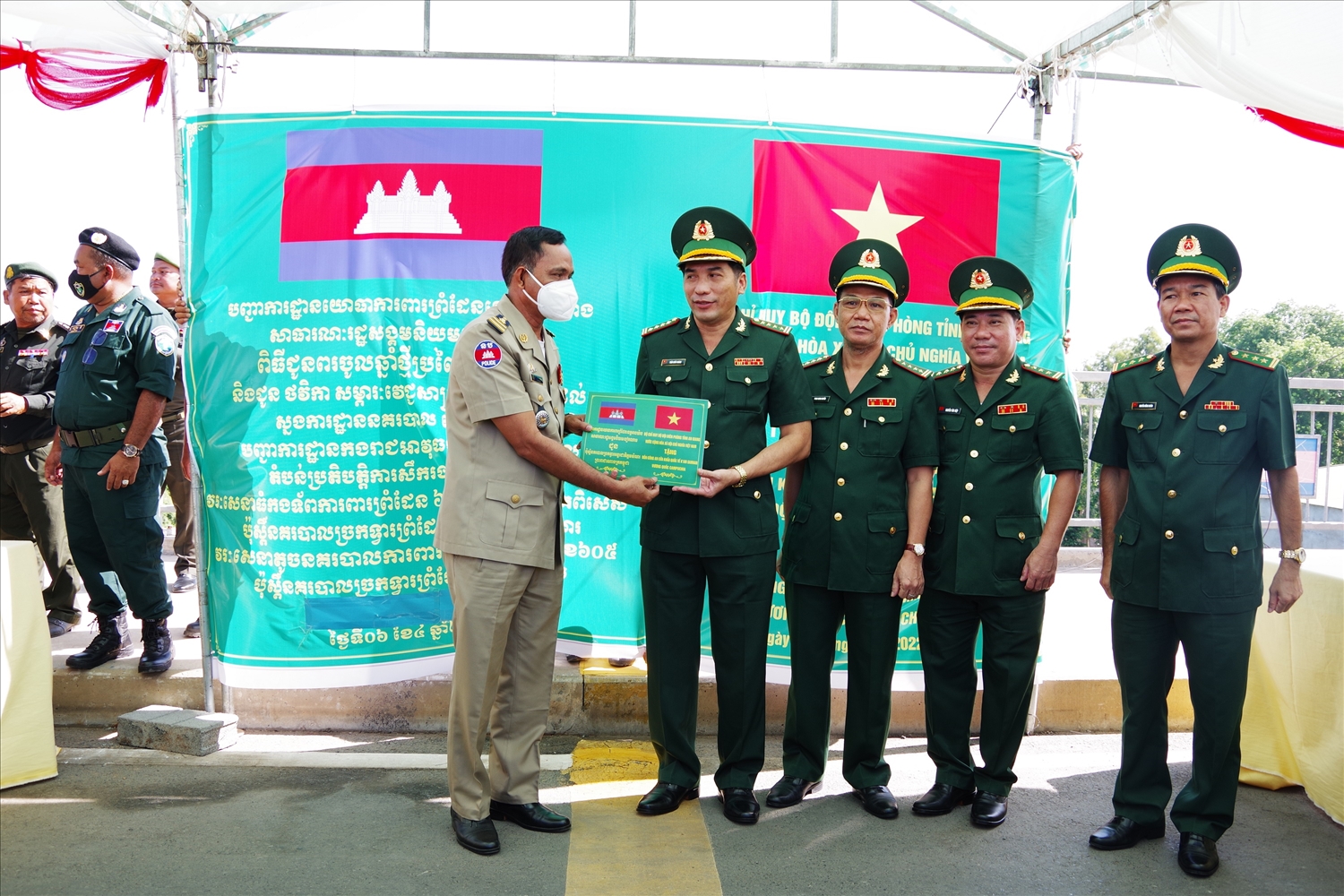 (TIN CTV) BĐBP An Giang tặng quà nước bạn Campuchia dịp Tết Chol Chnam Thmay 1
