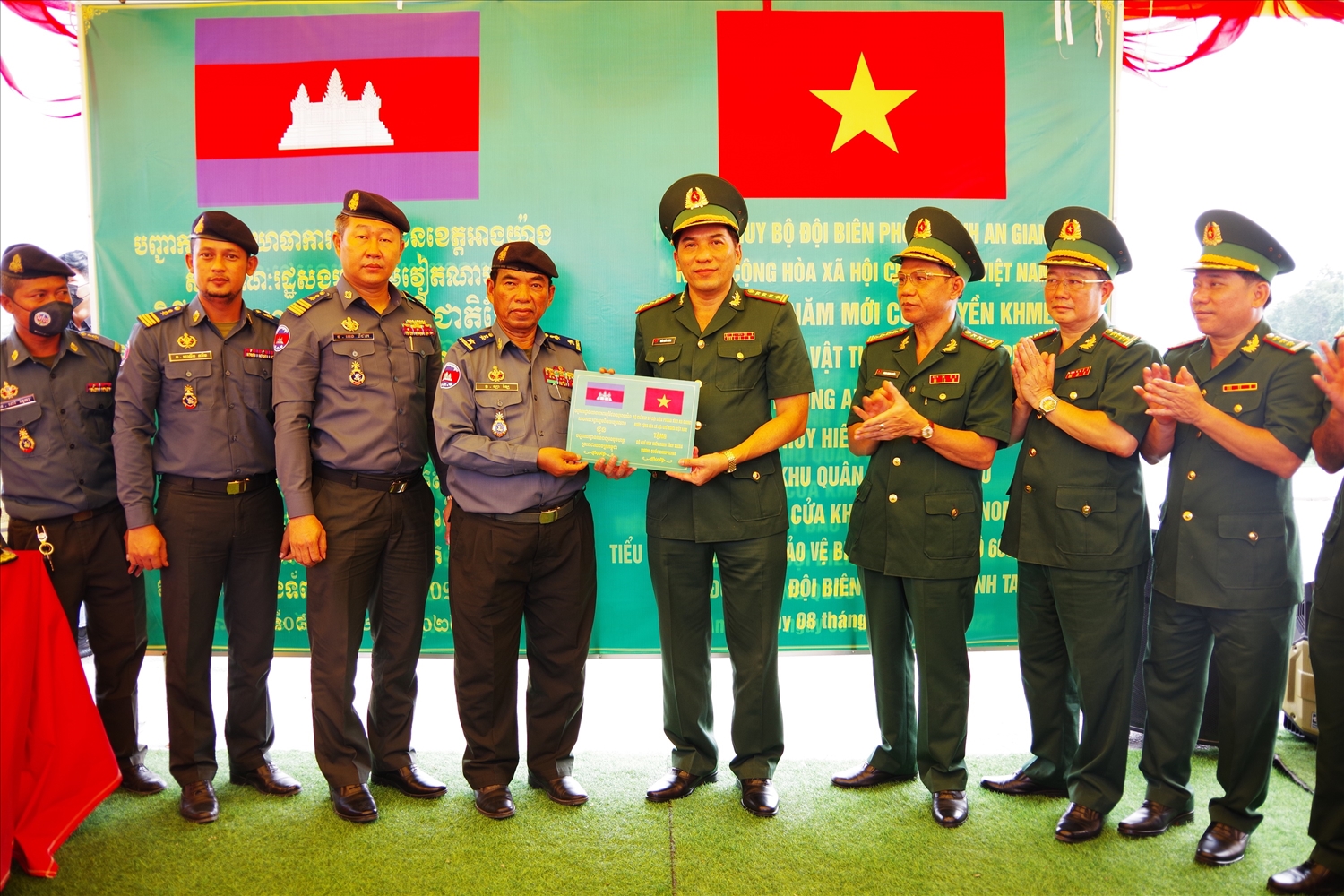 (TIN CTV) BĐBP An Giang tặng quà nước bạn Campuchia dịp Tết Chol Chnam Thmay 4