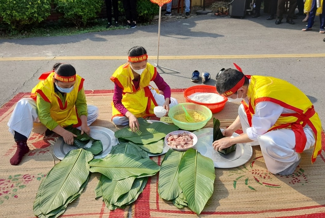 Đội thi gói, nấu bánh chưng huyện Hạ Hoà thực hiện phần thi gói bánh chưng. 