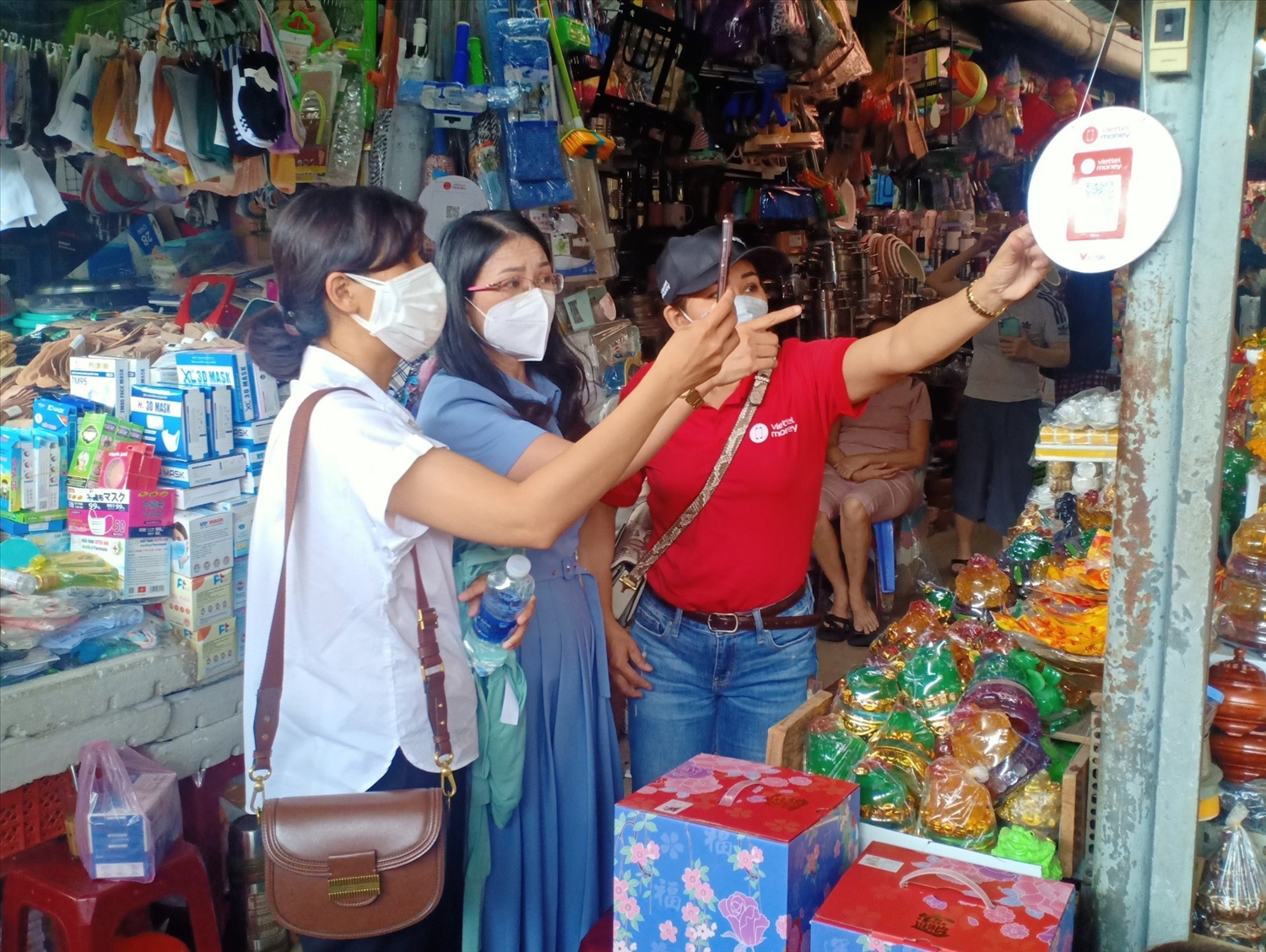 Người đi chợ trải nghiệm thanh toán không dùng tiền mặt tại Chợ Cồn (ảnh: Nguyễn Tú).