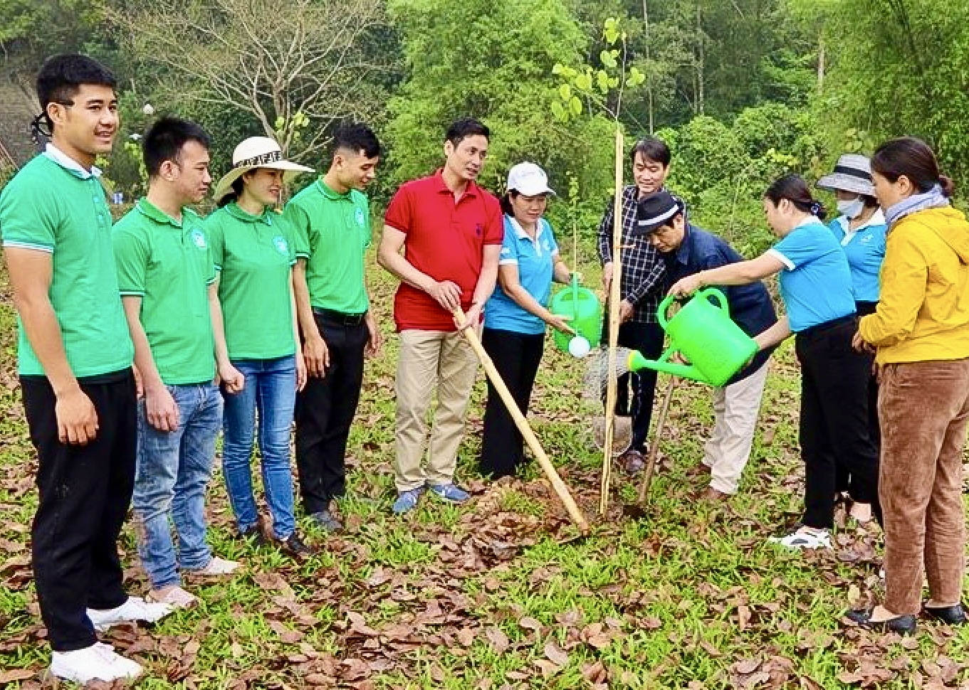 Nhiều tình nguyện viên các đơn vị cùng tham gia trồng cây tại Lăng mộ Bà Triệu