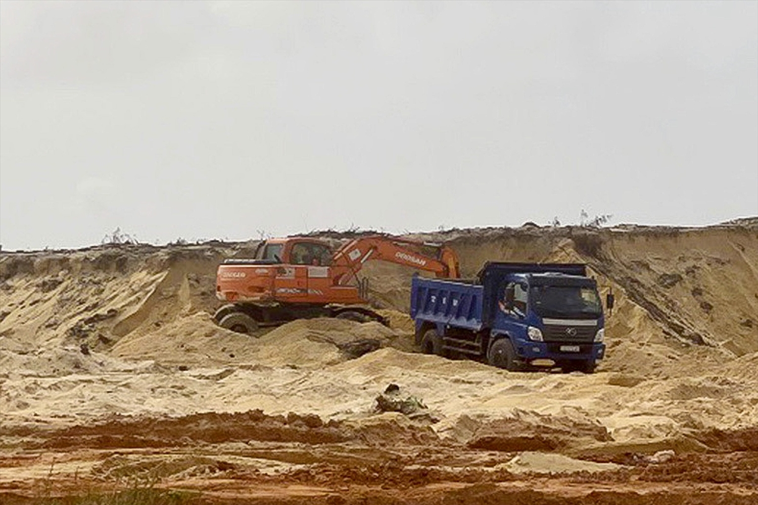Hành vi khai thác cát trái phép đã bị Tranh tra Sở Tài nguyên và Môi trường Quảng Bình xử phạt nặng       