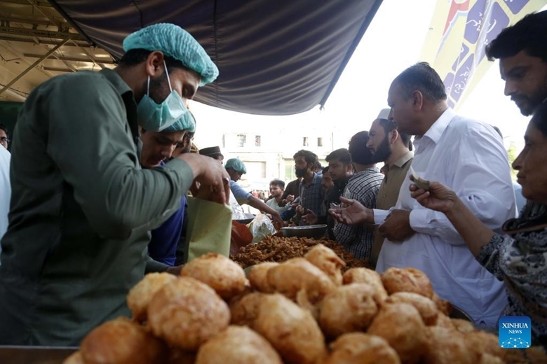 Người dân mua thực phẩm cho bữa ăn nhanh Iftar trong tháng lễ Ramadan ở Islamabad, thủ đô của Pakistan ngày 7/4/2022. Sau 2 năm, cuộc sống của người dân Pakistan đang dần trở lại trạng thái bình thường nhờ tình hình dịch bệnh COVID-19 được cải thiện. (Ảnh: Xinhua)