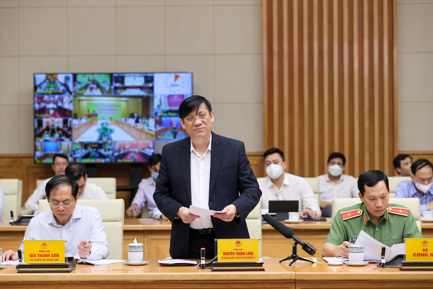 Bộ trưởng Bộ Y tế Nguyễn Thanh Long báo cáo tại phiên họp. (Ảnh: VGP/Nhật Bắc)