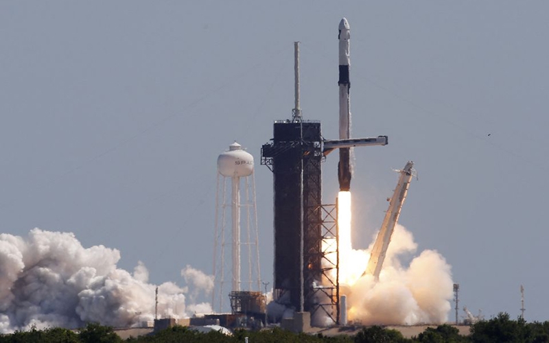 Tên lửa Falcon 9 của Space X đưa tàu Crew Dragon rời bệ phóng ở Trung tâm Vũ trụ Kennedy ở Florida. (Ảnh: Reuters)