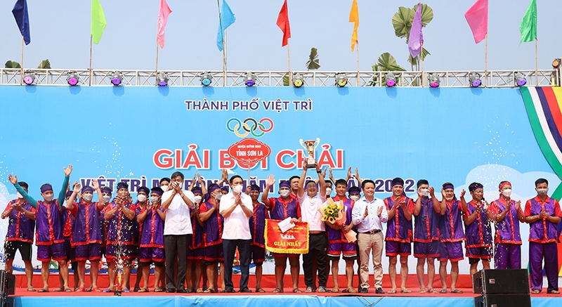 Ban Tổ chức trao giải Nhất cho đội chải huyện Quỳnh Nhai, tỉnh Sơn La. 