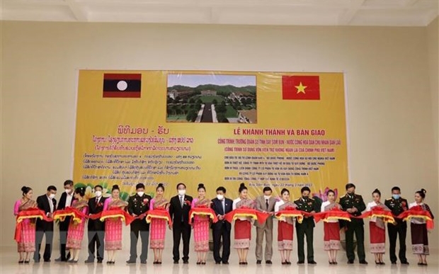 Đại biểu cắt băng khánh thành và bàn giao Trường Quân sự tỉnh Xaysomboun sử dụng nguồn vốn viện trợ không hoàn lại của Việt Nam cho Lào. Ảnh minh hoạ. Nguồn: TTXVN