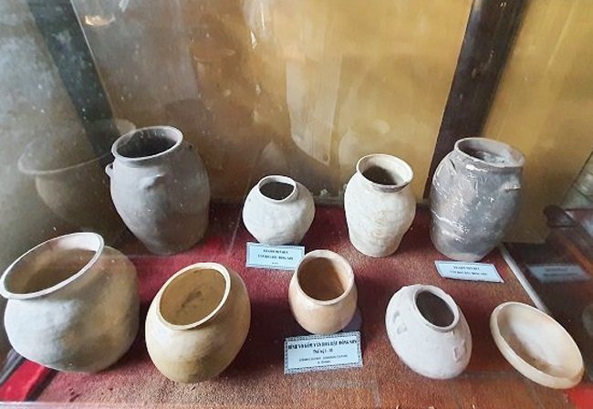 Những chiếc vò gốm men đen thời văn hóa hậu Đông Sơn