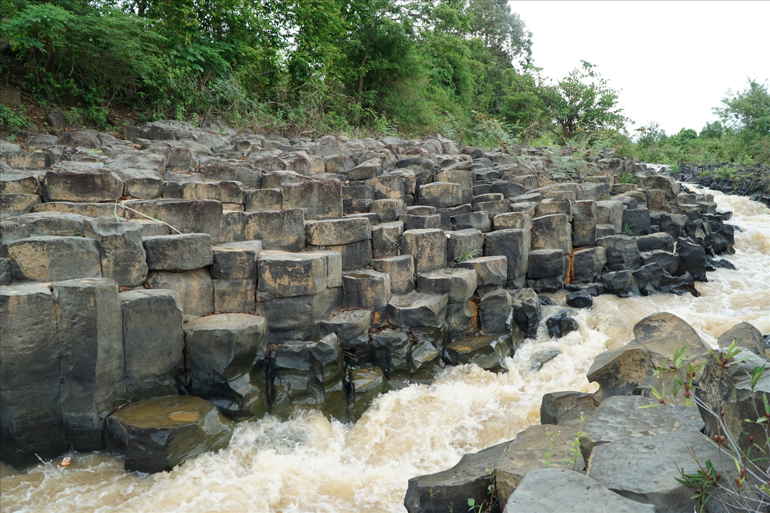 Những khối đá hình lục giác được thiên nhiên sắp đặt khéo léo thành từng khối đá kỳ vĩ ở thị trấn Ia Ly, huyện Chư Păh, Gia Lai