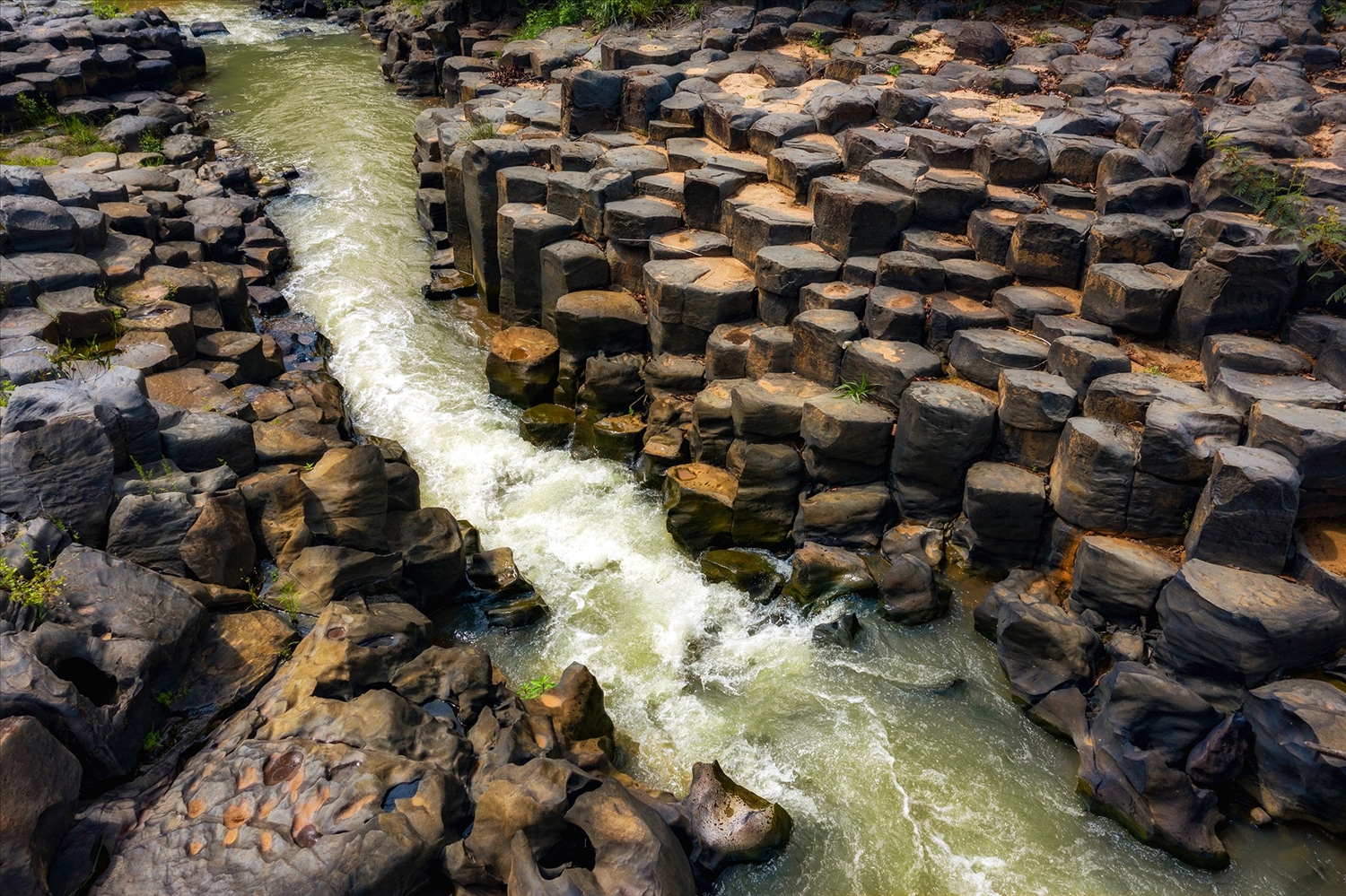 Suối Ia Ruai không chỉ là nguồn nước tưới cho ruộng đồng của dân làng Gia Rai làng Vân (thị trấn Ia Ly, huyện Chư Păh, Gia Lai) mà còn tạo ra ghềnh đá cổ hàng triệu năm tuổi