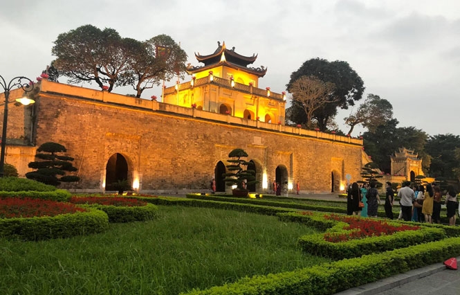 Khu di sản Hoàng thành Thăng Long được thắp sáng lung linh về đêm.