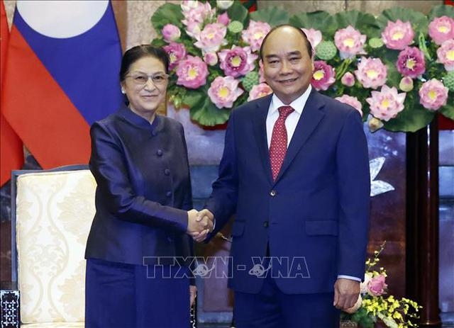 Chủ tịch nước Nguyễn Xuân Phúc tiếp xã giao Phó Chủ tịch nước Lào Pany Yathotou - Ảnh: TTXVN