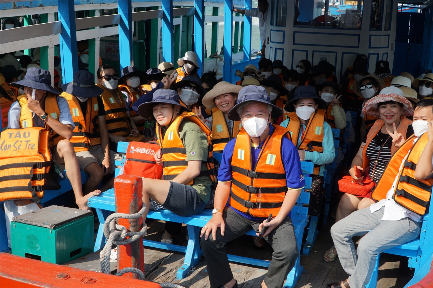 Khách du lịch chuẩn bị lên tàu đi tham quan các đảo quanh vịnh Nha Trang