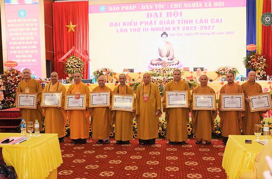 Hòa thượng Thích Gia Quang tặng Bằng tuyên dương công đức của các cá nhân Giáo hội Phật giáo Việt Nam tỉnh Lào Cai.
