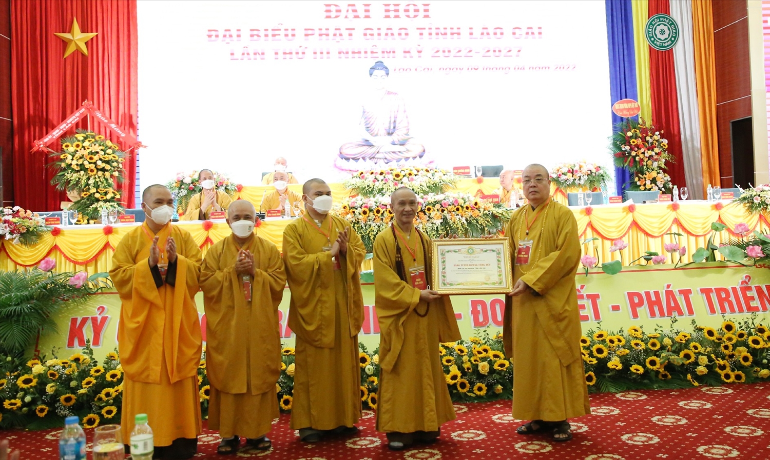 Hòa thượng Thích Thanh Nhiễu, Chủ tịch Hội đồng Trị sự Giáo hội Phật giáo Việt Nam tặng Bằng tuyên dương công đức Ban Trị sự Giáo hội Phật giáo tỉnh Lào Cai.