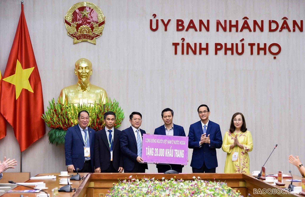 Nhân dịp này, đại diện cộng đồng người Việt Nam ở nước ngoài đã trao tặng 20.000 chiếc khẩu trang hỗ trợ công tác phòng, chống dịch bệnh Covid-19 cho tỉnh. (Ảnh: Nguyễn Hồng)