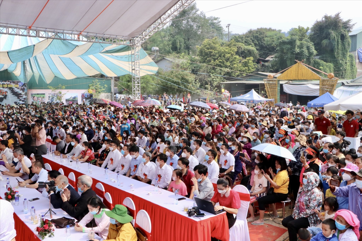 Lễ hội Then Kin Pang năm nay thu hút đồng đảo du khách trong và ngoài tỉnh tới thăm quan, trải nghiệm