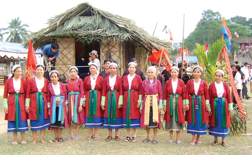 Trang phục của phụ nữ dân tộc Thổ ở Thanh Hóa trong ngày hội