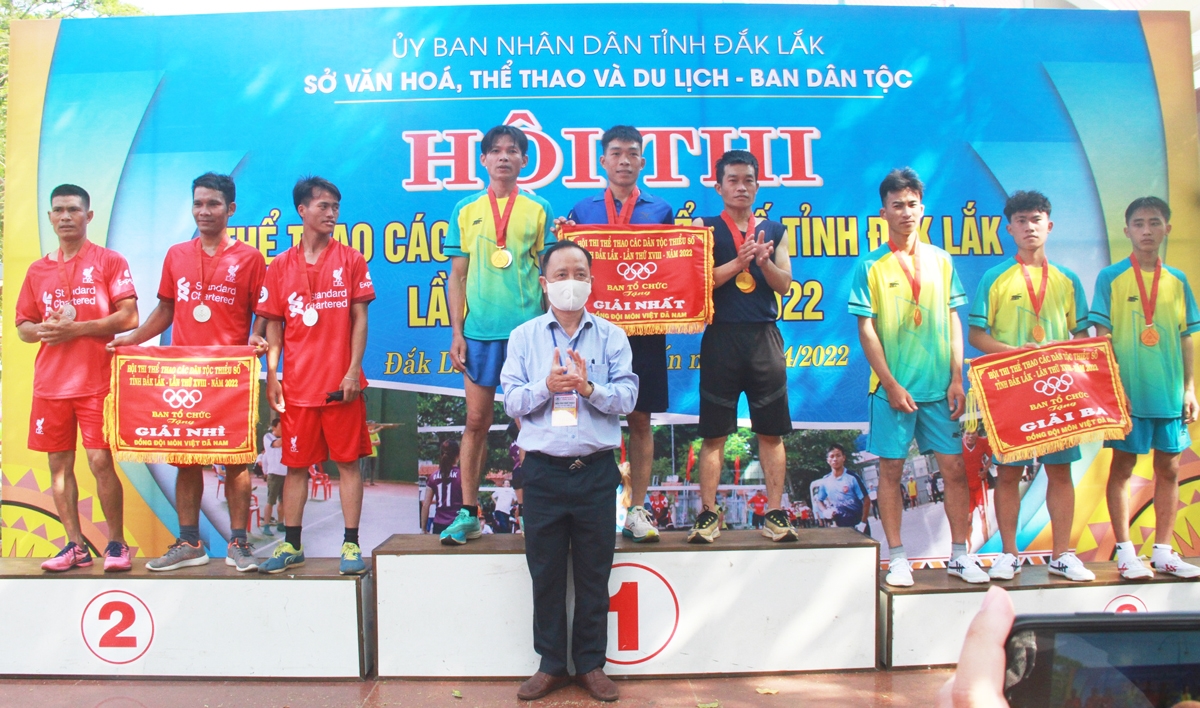Ông Hà Huy Quang, Phó trưởng Ban Dân tộc tỉnh Đắk Lắk trao huy chương môn việt dã cho các đội đạt giải