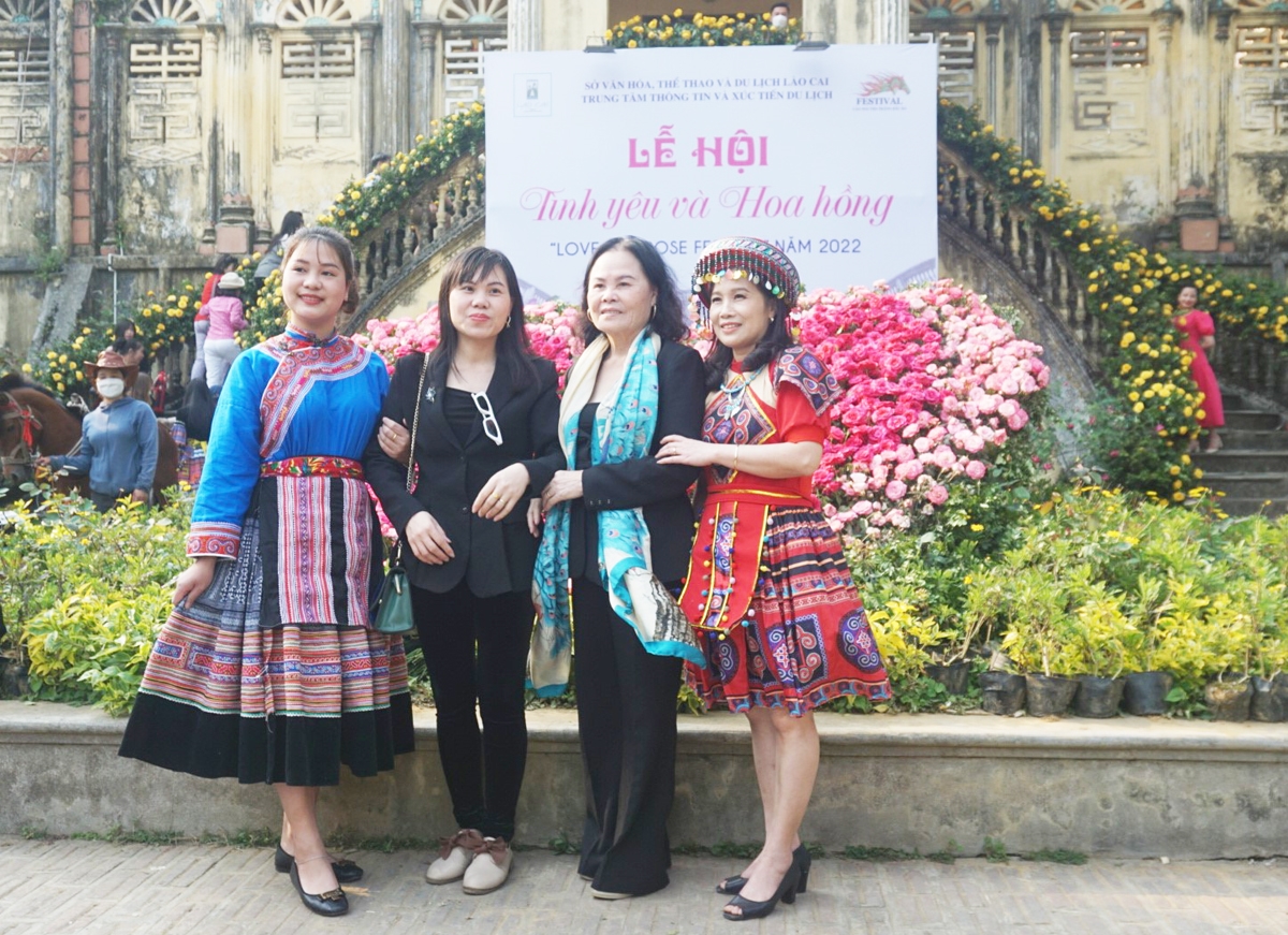 Du khách thích thú khám phá Lễ hội Tình yêu và Hoa hồng được tổ chức tại dinh thự Hoàng A Tưởng