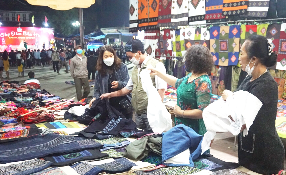 Du khách tham quan các gian hàng thổ cẩm tại khu vực chợ đêm