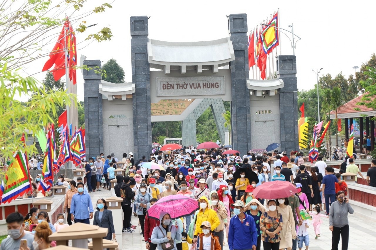 Hàng nghìn người dân khắp các tỉnh, thành về chiêm bái, thắp hương tưởng niệm Vua Hùng sau khi Đền Hùng được khánh thành tại TP. Cần Thơ
