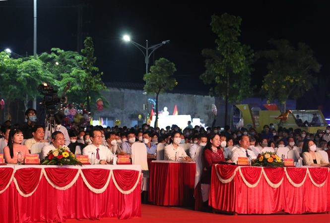 Phó Chủ tịch nước Võ Thị Ánh Xuân cùng đại biểu dự lễ khai mạc Lễ hội Văn hóa truyền thống huyện Thoại Sơn năm 2022. (Ảnh: Công Mạo/TTXVN)