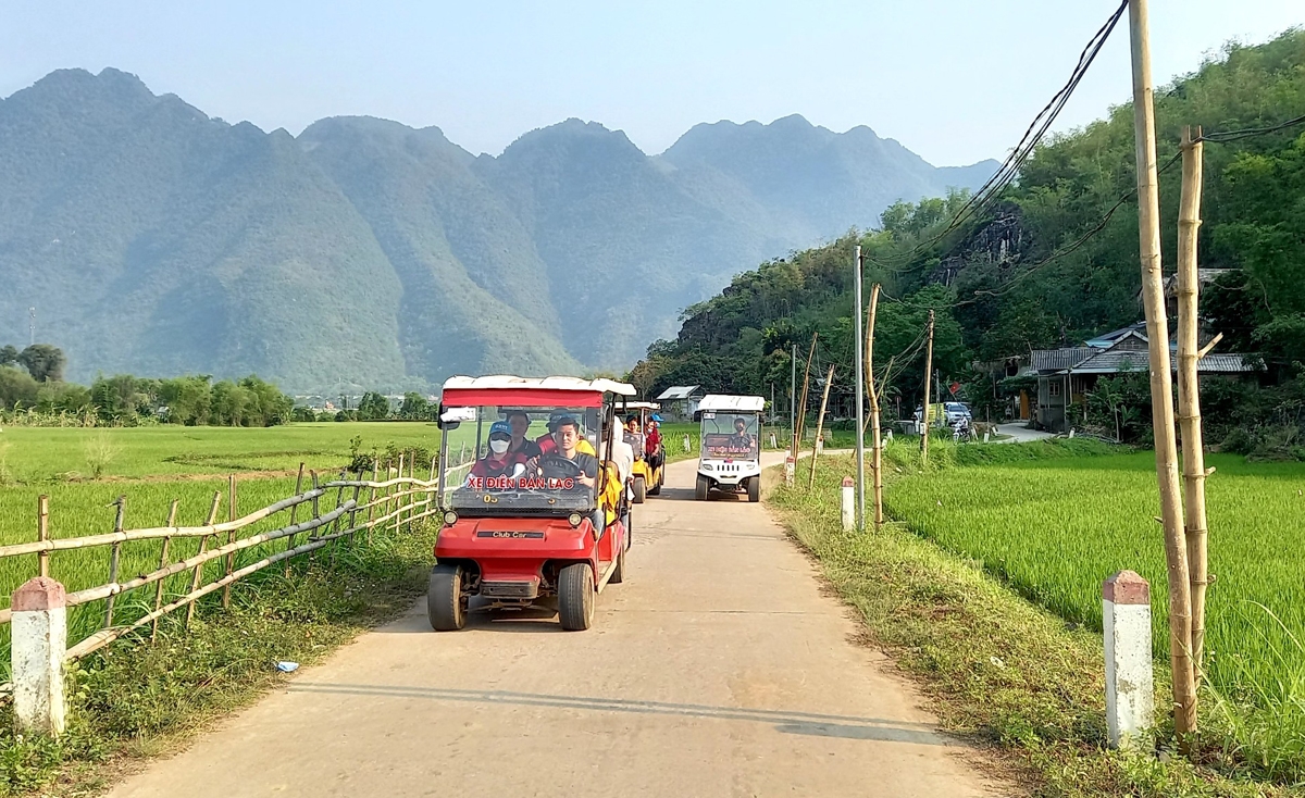 Du khách đi xe điện trải nghiệm các điểm du lịch cộng đồng ở xã Chiềng Châu