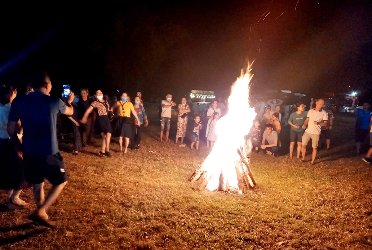 Hoạt động lửa trại vào buổi tối khiến cho du khách vô cùng thích thú