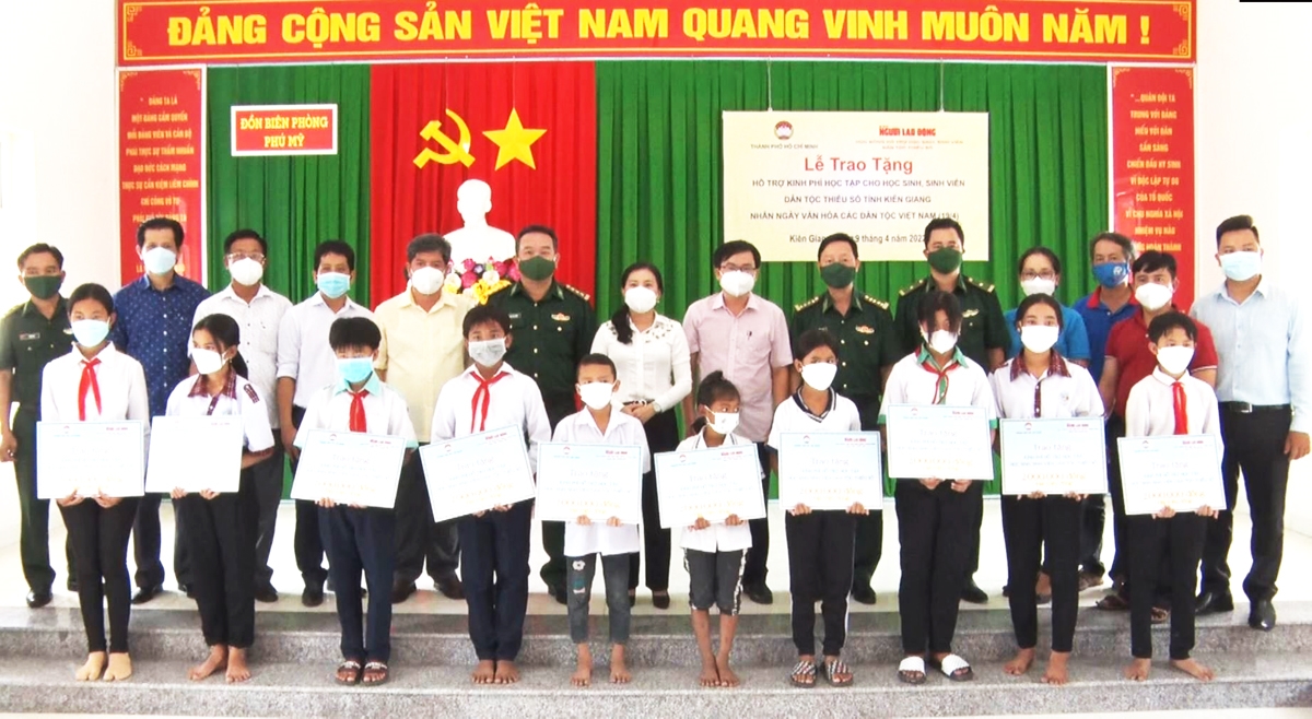 Đoàn công tác tặng quà cho các em học sinh DTTS tại Đồn Biên phòng Phú Mỹ, huyện Giang Thành, tỉnh Kiên Giang