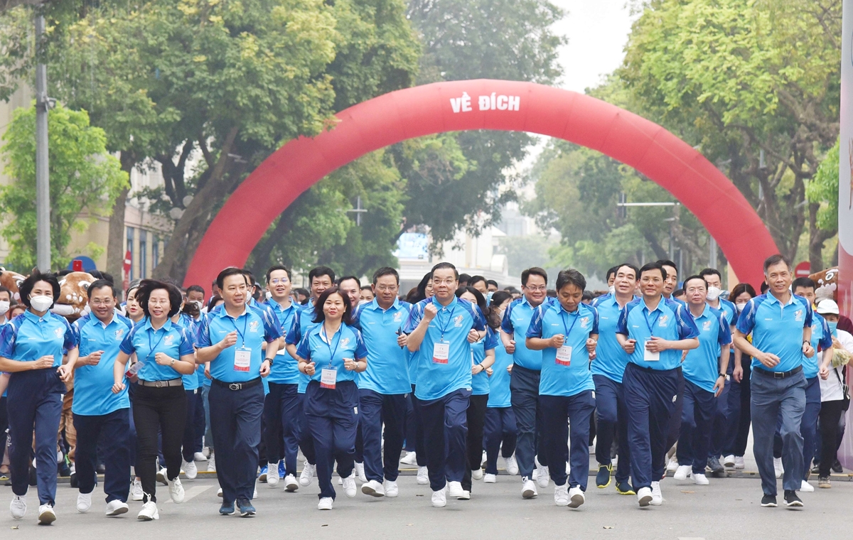 Các đại biểu tham dự Ngày chạy Olympic vì sức khỏe toàn dân tại Lễ phát động. (Ảnh T.L) 