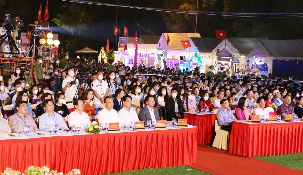 Các đại biểu tham dự khai mạc Lễ hội