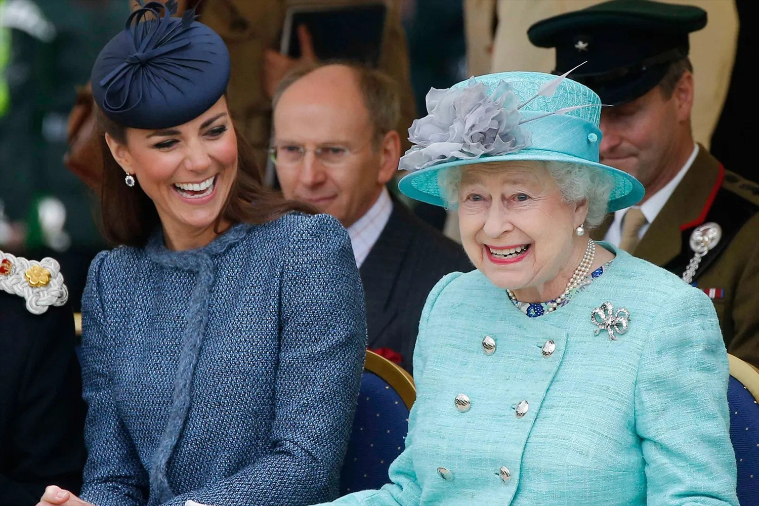 Màu xanh băng giúp Nữ hoàng trở nên trẻ trung hơn được bà mặc trong chuyến viếng thăm tới Nottingham cùng công nương Kate năm 2012