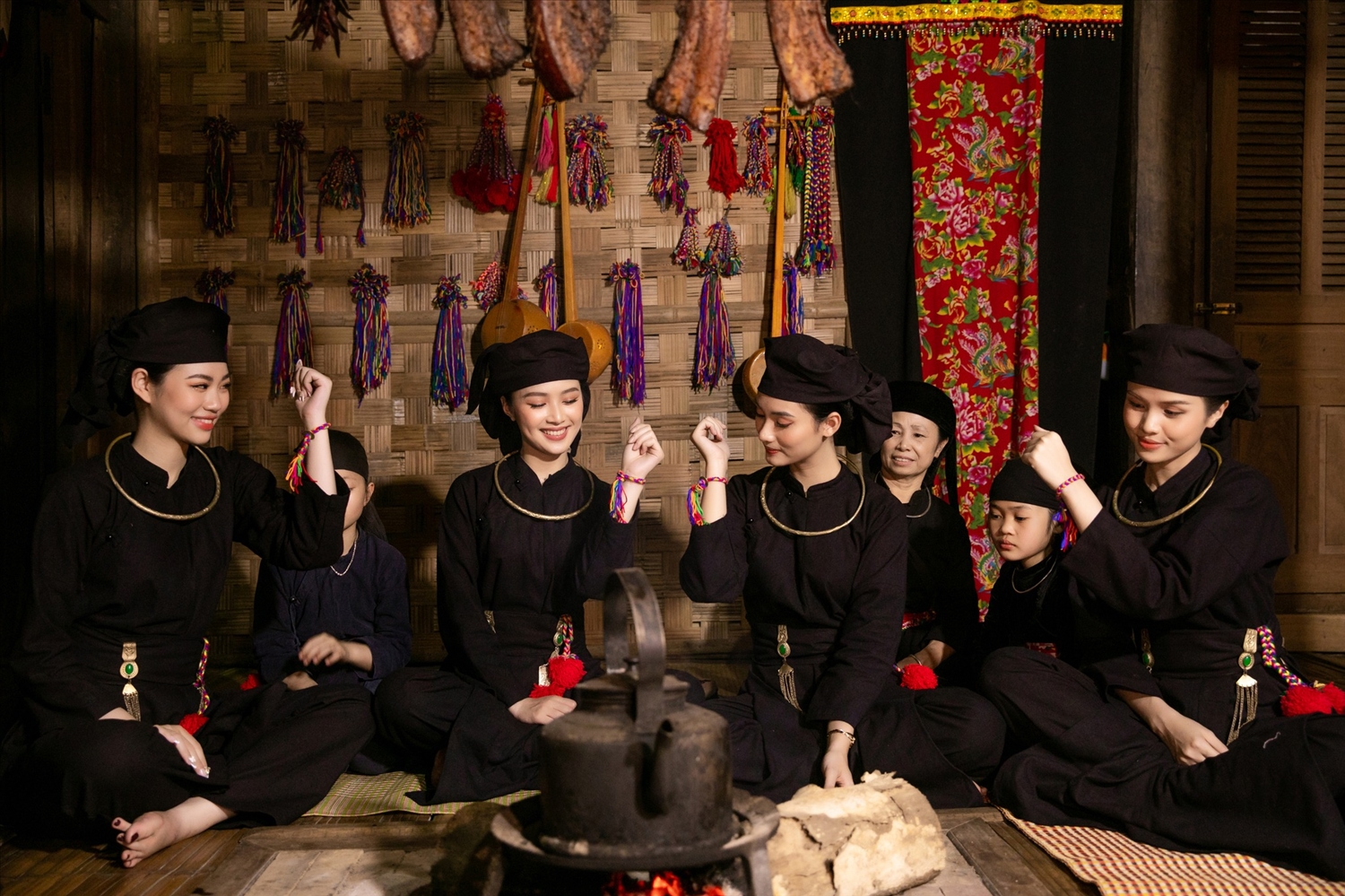 Các thí sinh trong trang phục của người Tày, một trong những dân tộc chiếm đa số ở Thái Nguyên 