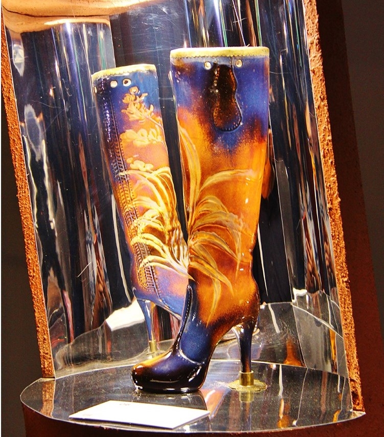 Một phần bộ sưu tập giày gốm đã từng được trưng bày ở Đẹp Fashion Show năm 2011.