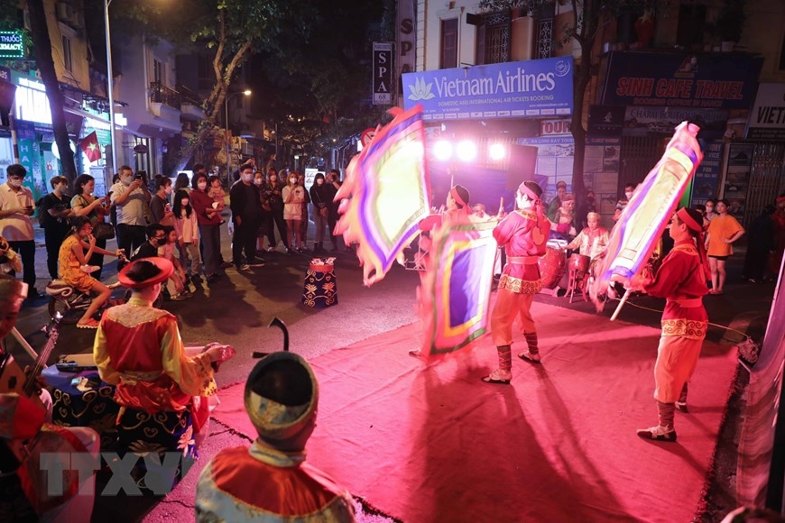 Các nghệ sĩ Nhà hát Tuồng Việt nam biểu diễn