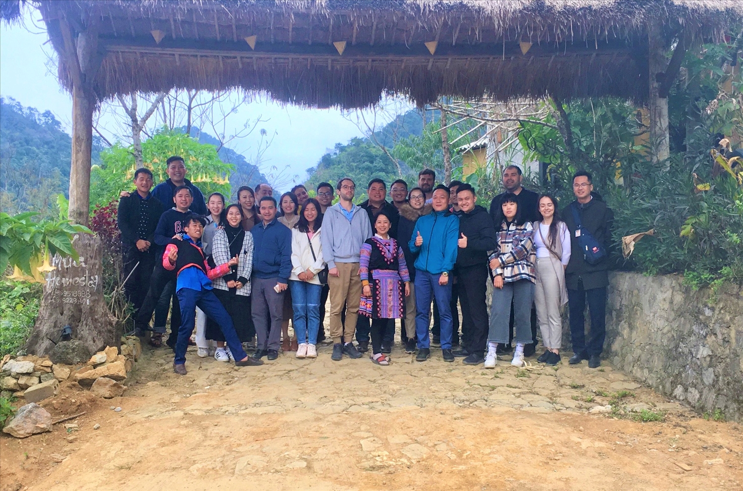 Giàng A La chụp ảnh cùng đoàn khách Đại sứ quán Ngatham quan, trải nghiệm homestay của HTX dịch vụ du lịch và nông nghiệp Hang Kia