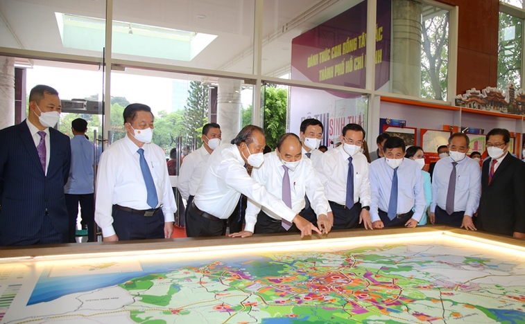 Chủ tịch nước Nguyễn Xuân Phúc xem quy hoạch Khu đô thị phía Tây Bắc Thành phố. (Ảnh Hoàng Giang)