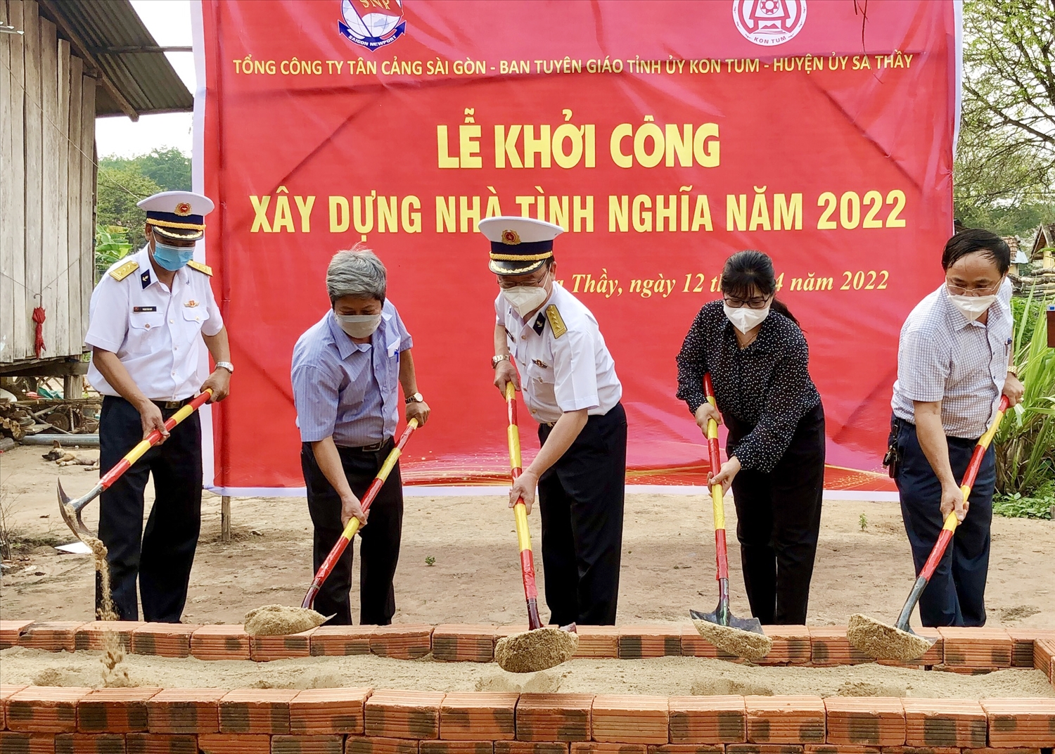 Các đại biểu động thổ khởi công xây dựng 3 căn nhà tình nghĩa tại làng Điệp Lốc, xã Ya Tăng, huyện Sa Thầy