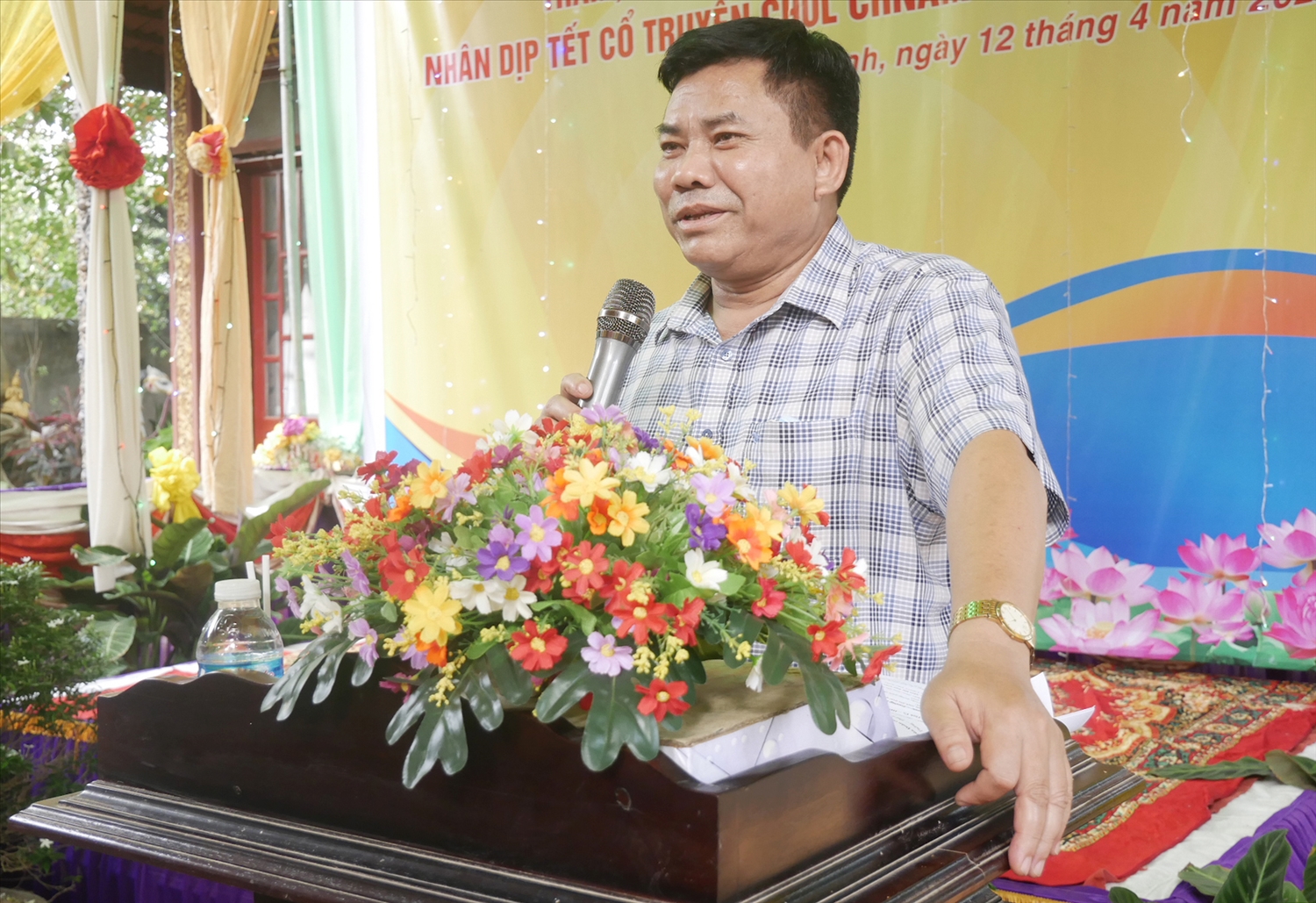 Thứ Trưởng, Phó Chủ nhiệm Y Thông, phát biểu chúc mừng Tết cổ truyền Chôl Chnăm Thmây đồng bào Khmer tại các điểm Đoàn đến thăm