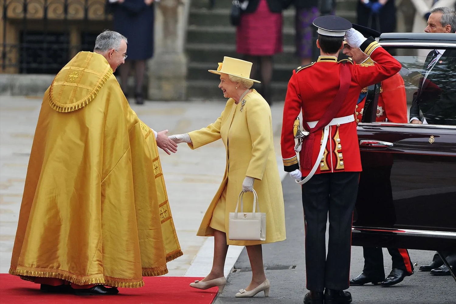 Bộ trang phục màu vàng của Nữ hoàng trong đám cưới Hoàng tử William và Công nương Kate năm 2011