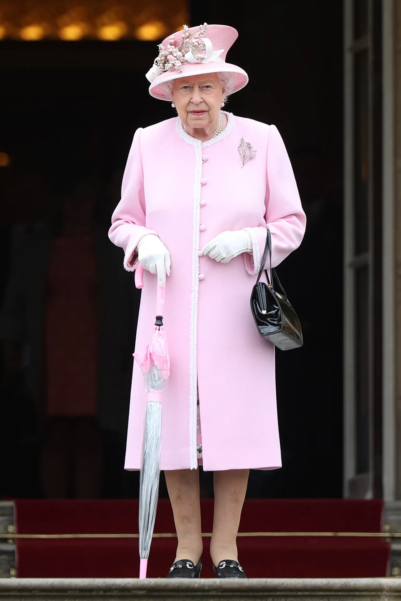 Nữ hoàng duyên dáng trong bộ đồ màu hồng khi tham dự bữa tiệc Royal Garden tại Cung điện Buckingham năm 2019