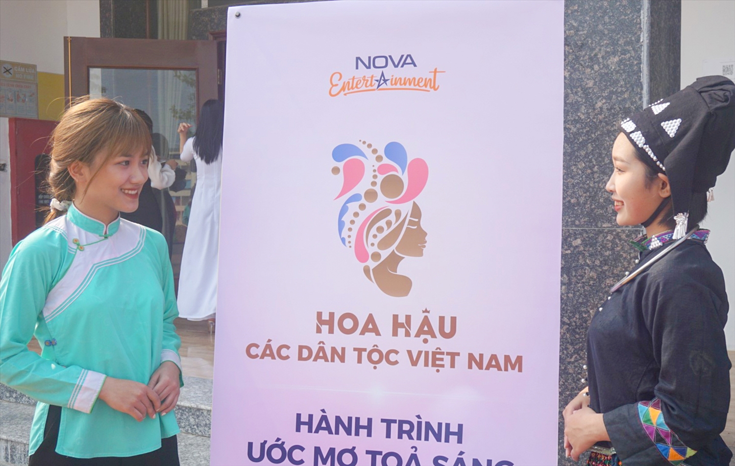 Học sinh, sinh viên DTTS hào hứng tìm hiểu về cuộc thi Hoa hậu các dân tộc Việt Nam 2022