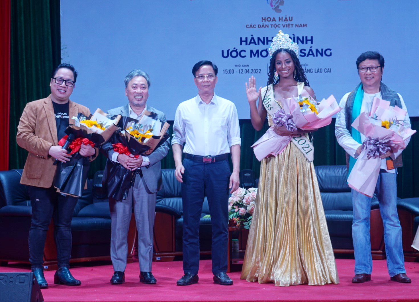 Ông Hoàng Quang Đạt (đứng giữa), Hiệu trưởng Trường Cao đẳng Lào Cai tặng hoa cho các vị khách mời