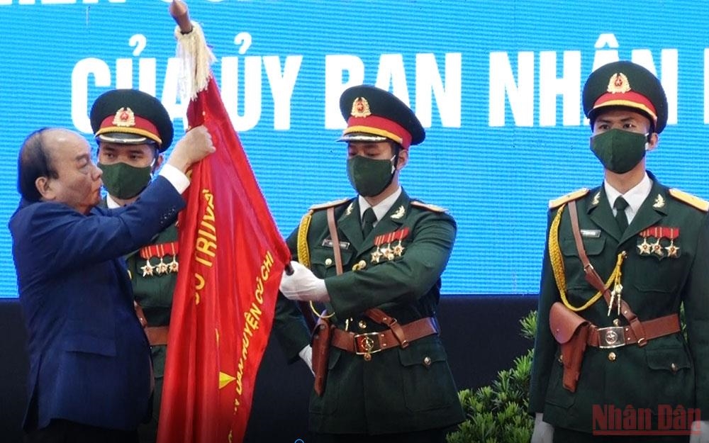 Chủ tịch nước Nguyễn Xuân Phúc trao tặng Huân chương Lao động hạng Ba cho huyện Củ Chi, TP Hồ Chí Minh.
