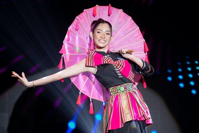 Thí sinh Miss World Vietnam 2022 diện trang phục màu sắc, thể hiện điệu múa truyền thống.