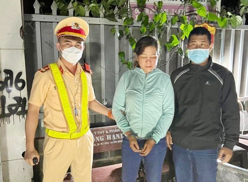 Đối tượng truy nã đang trên đường bỏ trốn bị lực lượng CSGT Công an tỉnh Đắk Lắk bắt giữ